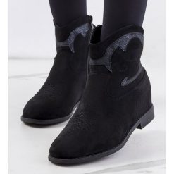 Czarne kowbojki Velha. Czarne botki INNA MARKA, bez wzorów, ze skóry ekologicznej, klasyczne, bez obcasa, bez zapięcia. Za 129.00 zł.