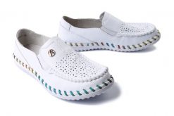 ARTIKER RELAKS 54C1511 white, półbuty damskie. Białe półbuty wsuwane Artiker Relaks, na lato, bez wzorów, bez obcasa, na płaskiej podeszwie. Za 186.92 zł.