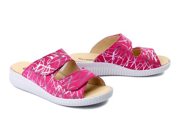 DR. BRINKMANN 701096-43 fuchsia, klapki damskie. Czerwone klapki Dr. Brinkmann, bez wzorów, ze skóry, bez obcasa, bez zapięcia. Za 231.92 zł.