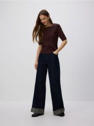 Sweter z ozdobnym splotem - brązowy. Brązowe swetry Reserved, l, bez wzorów, z dzianiny, klasyczne, bez ramiączek. Za 79.99 zł.
