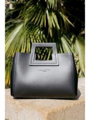 Maison héritage PARIS Skórzana torebka "Jane" w kolorze czarnym - 34 x 26 x 11 cm rozmiar: onesize. Czarne torebki klasyczne maison héritage PARIS, bez wzorów, z materiału, przez ramię, bez dodatków. Za 391.99 zł.