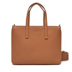 Torebka Calvin Klein. Brązowe torebki klasyczne Calvin Klein, bez wzorów, klasyczne, bez dodatków. Za 299.99 zł.