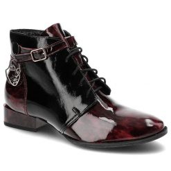 Trzewiki damskie Maciejka, lakierowana cholewka ze skóry naturalnej sznurowanie z dodatkowym paskiem i klamrą zapięcie na suwak, bordo, 5743A-23-00-7. Czerwone botki Maciejka, bez wzorów, z lakierowanej skóry, eleganckie, bez obcasa, bez zapięcia. Za 339.00 zł.