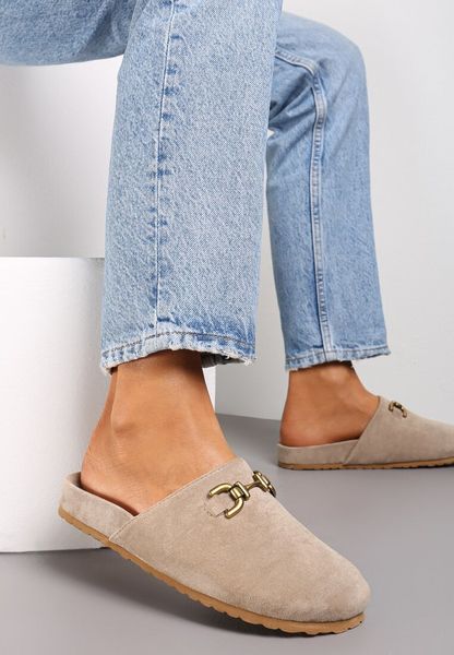 Ciemnobeżowe Klapki z Ozdobną Klamerką z Imitacji Zamszu Glussia. Brązowe klapki Renee, bez wzorów, bez obcasa, na płaskiej podeszwie, bez zapięcia. Za 89.99 zł.