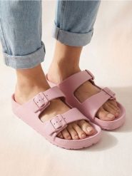 Piankowe klapki z regulowanymi paskami - różowy. Czerwone klapki Sinsay, bez wzorów, bez obcasa, bez zapięcia. Za 19.99 zł.