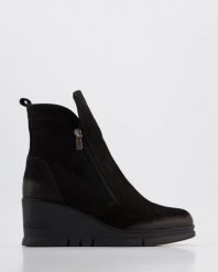 BOTKI NA KOTURNIE 0441200 BLACK. Czarne botki Venezia, bez wzorów, z nubiku, bez obcasa, na koturnie, bez zapięcia. Za 359.00 zł.
