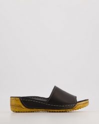 CZARNE KLAPKI DAMSKIE SSW0285 BLACK. Czarne klapki Venezia, bez wzorów, ze skóry, bez obcasa, bez zapięcia. Za 179.00 zł.