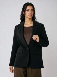 Klasyczna gładka jednorzędowa marynarka z domieszką wiskozy - czarny. Czarne marynarki i żakiety Sinsay, l, bez wzorów, z wiskozy, klasyczne, bez ramiączek. Za 79.99 zł.