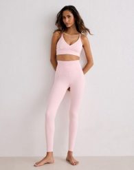 Damskie legginsy z wysokim stanem, squat proof, dla niskich Sense różowe. Czerwone legginsy AIM'N, bez wzorów, z elastanu, krótkie. Za 296.00 zł.