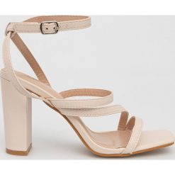 Answear Lab sandały kolor beżowy. Brązowe sandały Answear Lab, bez wzorów, z materiału, bez obcasa, na obcasie, bez zapięcia. W wyprzedaży za 134.99 zł.